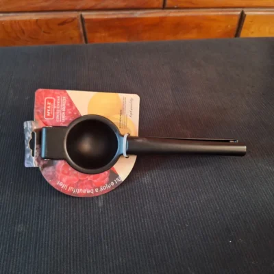 Black manual lemon squeezer with sturdy handle