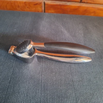 Garlic press with ergonomic handle design (2) Durable Garlic Press – Easy Everyday Crushing