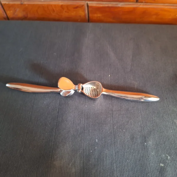 Garlic press with ergonomic handle design (3) Durable Garlic Press – Easy Everyday Crushing
