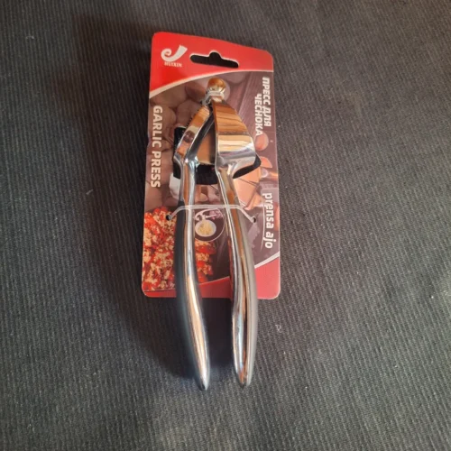 Garlic press with ergonomic handle design