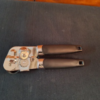 Manual Can opener turning knob and cutting wheel (4) Manual Can Opener – Sturdy Kitchen Essential