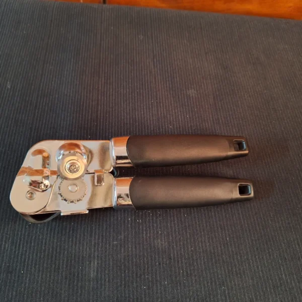 Manual Can opener turning knob and cutting wheel (4) Manual Can Opener – Sturdy Kitchen Essential