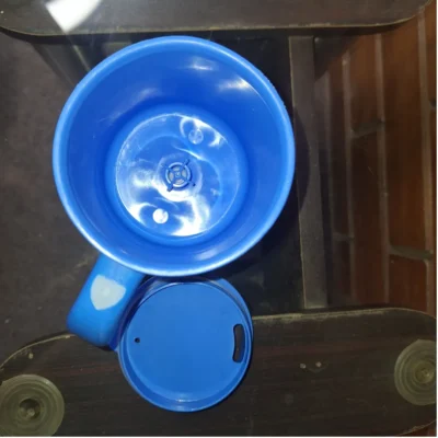 Self stirring mug button and handle design (4) Self Stirring Mug – Durable & Convenient