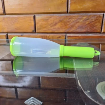 Storage vegetable peeler