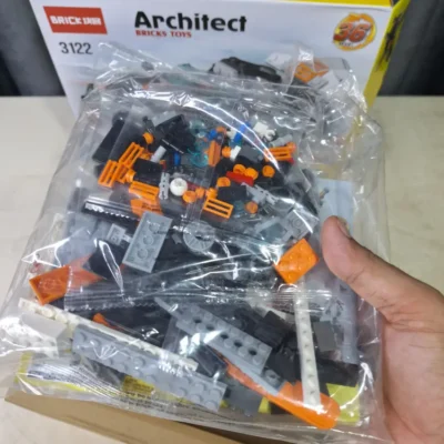 Hand holding Architect Bricks Toys 3122 parts bag