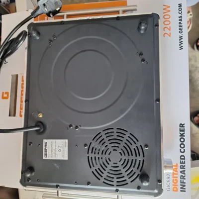 Geepas GIC6926P - Underside Cooling Vent and Rating Label Geepas GIC6926P infrared cooker underside cooling fan and rating label