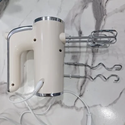 Uakeen ZL-2303 - Full Unit with Beaters Uakeen ZL-2303 hand mixer with wire beaters attached